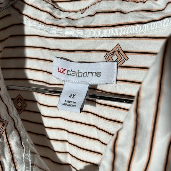 Liz Claiborne Patterned Button Down Short Sleeve Top - Picture 4 of 6